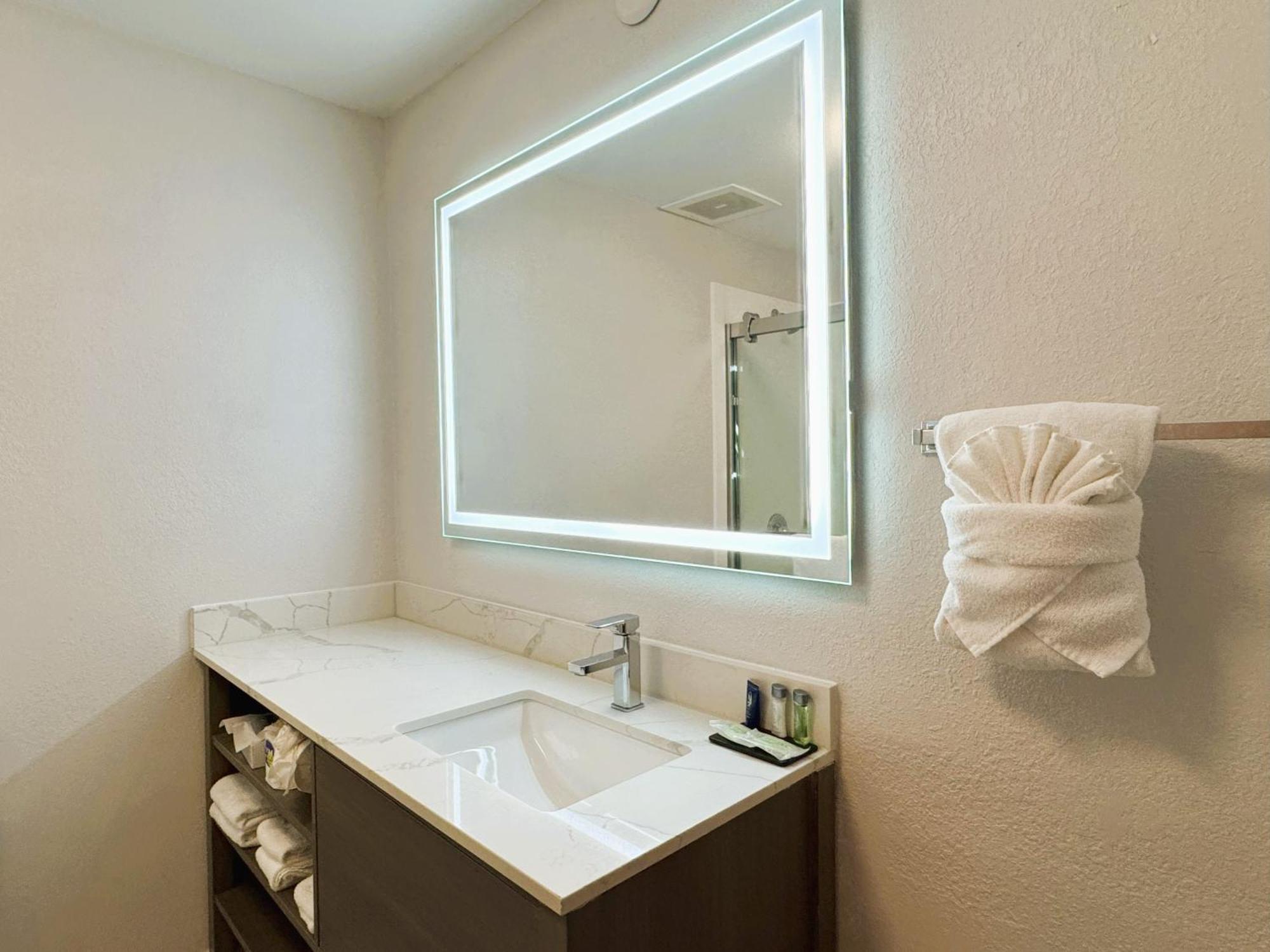 Comfort Inn & Suites Sheboygan I-43 Exteriör bild
